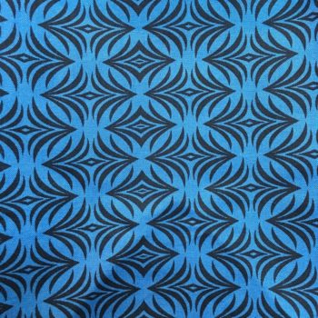 Imprimé de motifs géométriques en noir sur fond bleu.