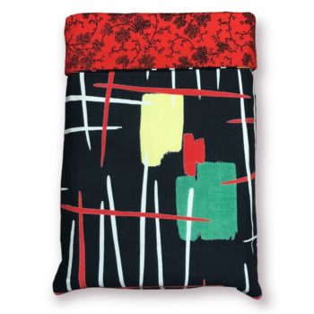 Poche de protection en tissu vintage typique des années 1950s, époque moderne milieu XXe siècle, ère atomique, imprimé graphique en rouge, vert jade, jaune et blanc sur fond noir, recto face A