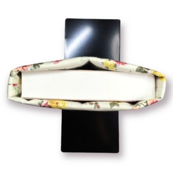 Pochette à livre en tissu fleuri liberty, housse faite main en France, imprimé de petites fleurs en rose, jaune et vert sauge sur fond ivoire, vue de coupe.