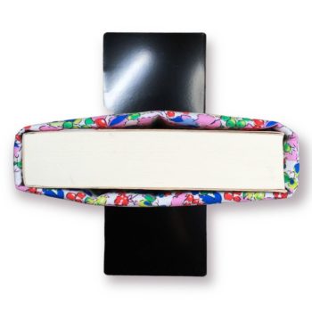 Housse à livre en tissu vintage japonais, imprimé fleuri de style liberty, Miroto Great Flower Designs, vue de coupe sur le recto.