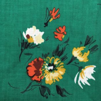 Housse à livre en tissu, imprimé de fleurs stylisées en ivoire, blanc, ocre jaune / jaune moutarde, rouge orangé et bordeaux sur fond vert turquoise.