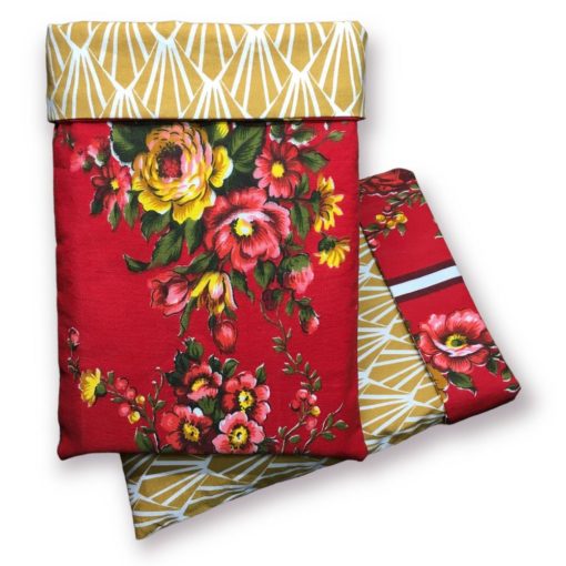 Etui à livres, imprimé floral, guirlandes de fleurs roses jaunes rouges sur fond rouge, doublure style art déco, motif géométrique, dessin éventails en jaune moutarde sur fond blanc