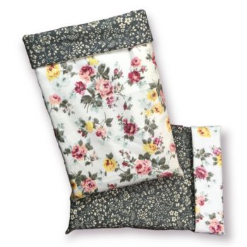 Pochette à livre en tissu fleuri liberty, housse faite main en France, imprimé de petites fleurs en rose, jaune et vert sauge sur fond ivoire.