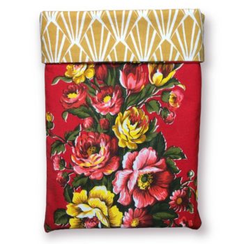 Etui à livres, imprimé floral, guirlandes de fleurs roses jaunes rouges sur fond rouge, doublure style art déco, motif géométrique, dessin éventails en jaune moutarde sur fond blanc, recto 3