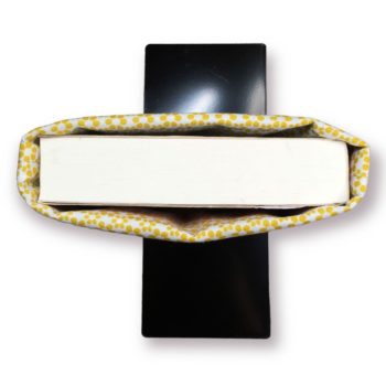 Housse à livre en tissu, à doublure de fleurs stylisées jaune moutarde, vue de coupe.