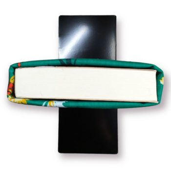 Housse à livre en tissu, imprimé de fleurs stylisées en ivoire, blanc, ocre jaune / jaune moutarde, rouge orangé et bordeaux sur fond vert turquoise, vue de coupe.