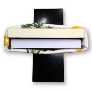 Pochette souple doublée réversible pour livres en tissu vintage 1960s, Guirlandes par Romanex de Boussac, vue de coupe avec deux livres