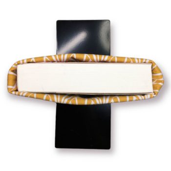 Etui à livres, imprimé floral, guirlandes de fleurs roses jaunes rouges sur fond rouge, doublure style art déco, motif géométrique, dessin éventails en jaune moutarde sur fond blanc, vue de coupe