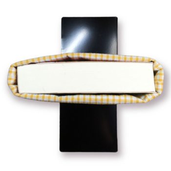 Housse à livre en tissu, à doublure vichy jaune moutarde, vue de coupe.