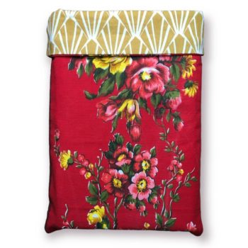 Etui à livres, imprimé floral, guirlandes de fleurs roses jaunes rouges sur fond rouge, doublure style art déco, motif géométrique, dessin éventails en jaune moutarde sur fond blanc, recto 2