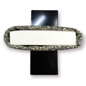 Pochette à livre en tissu fleuri liberty, housse faite main en France, vue de coupe, imprimé Flanelle de l'éditeur Safeco, fleurs stylisées blanc cassé / beige sur fond uni vert sauge.