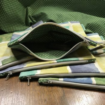 Pochette à fermeture éclair, trousse plate zippée, en toile d'ameublement vintage et doublure à imprimé de petits pois blancs sur fond vert.