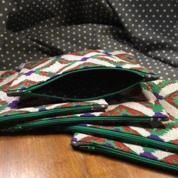 Pochette à main, organiseur de sac, en tissu d'ameublement vintage La Malmaison par Romanex de Boussac, détails du zip et de la doublure.