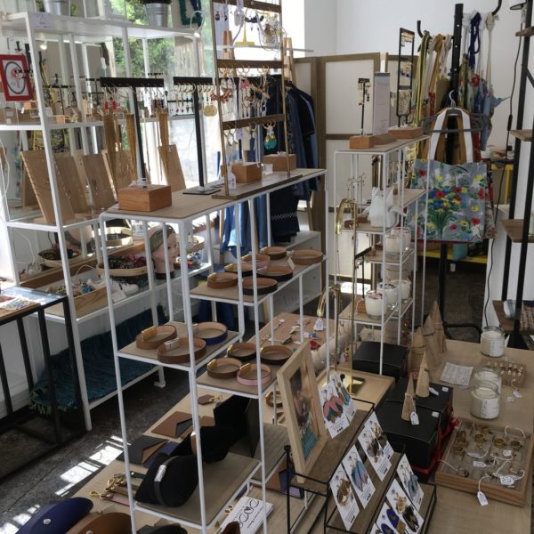 Les Créateurs de Saison boutique éphémère, détails et portant avec Les Cabas de la Grande