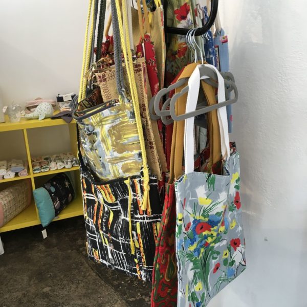 Les Créateurs de Saison boutique éphémère, portant avec sacs et totebags Les Cabas de la Grande