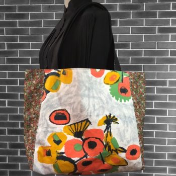 Sac cabas XXL à motif de fleurs stylisées, en tissu vintage 1960s 1970s. Tournesol, dessin de Pascaline Villon pour Romanex de Boussac. Exemplaire 3, recto face A.