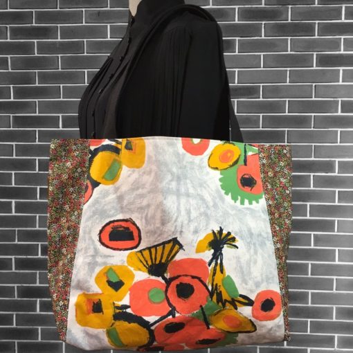 Sac cabas XXL à motif de fleurs stylisées, en tissu vintage 1960s 1970s. Tournesol, dessin de Pascaline Villon pour Romanex de Boussac. Exemplaire 3, recto face A.