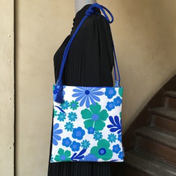 Petite sacoche, sac bandoulière Flower Power dans un tissu vintage de 1969, Aubade, dessin de Pascaline Villon, Romanex de Boussac. Recto face A.