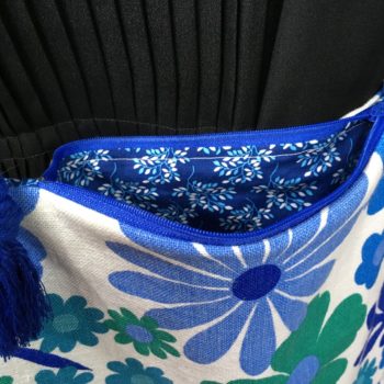 Petite sacoche, sac bandoulière Flower Power dans un tissu vintage de 1969, Aubade, dessin de Pascaline Villon, Romanex de Boussac. Zip et doublure.