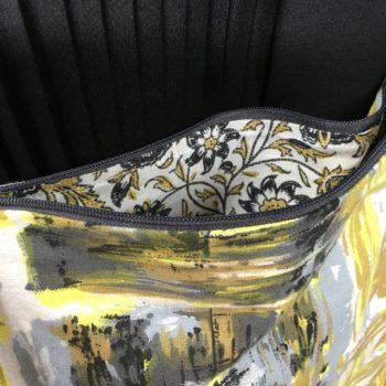 Sac bandoulière souple, léger, en tissu vintage Colombo. Imprimé de formes libres, motif abstrait graphique. Zip et doublure.