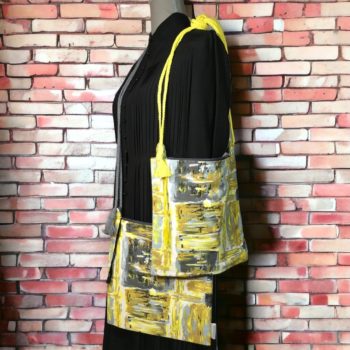 Sac bandoulière souple, léger, en tissu vintage Colombo. Imprimé de formes libres, motif abstrait graphique. Deux variantes, avec cordon gris et avec cordon jaune.