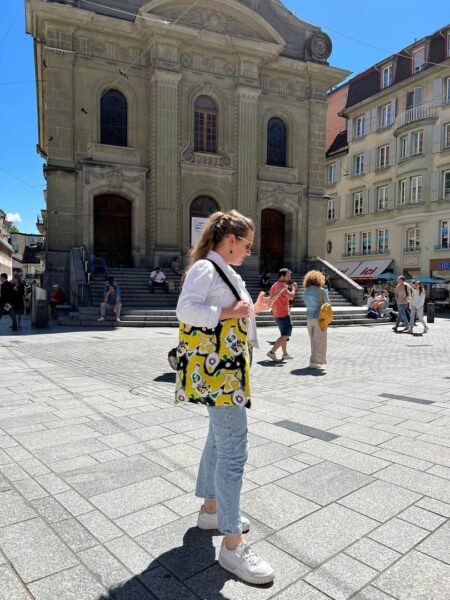 De la création, du vintage, du fait main. Les sacs des Cabas de la Grande vus au quotidien, portés et photographiés par leurs acheteurs.