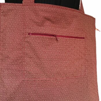 Grand totebag rouge bordeaux, en toile vintage. Cabas de forme carrée, doublé réversible, pour femme ou pour homme. Verso, doublure et détail de la poche intérieure zippée.