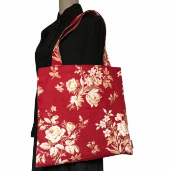 Grand totebag rouge bordeaux, en toile vintage. Cabas de forme carrée, doublé réversible, pour femme ou pour homme. Composition florale de type grisaille, grandes fleurs et branches de rosiers en blanc cassé / écru et beige sur fond rouge bordeaux. Recto face A, exemplaire 3.