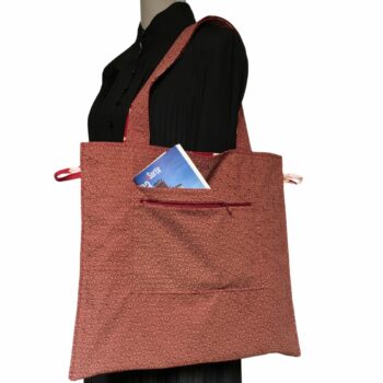 Grand totebag rouge bordeaux, en toile vintage. Cabas de forme carrée, doublé réversible, pour femme ou pour homme. Verso, doublure et poche intérieure zippée.