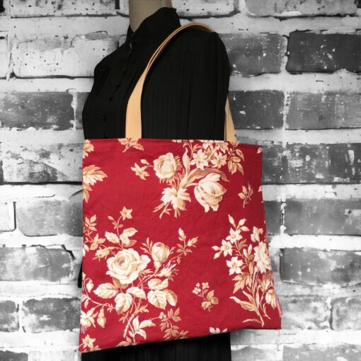 Sac en toile rouge bordeaux, en tissu vintage. Cabas de forme carrée, doublé réversible, pour femme ou pour homme. Composition florale de type grisaille, grandes fleurs et branches de rosiers en blanc cassé / écru et beige sur fond rouge bordeaux. Recto face A, exemplaire 4.