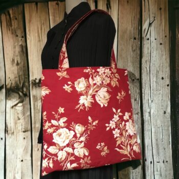 Grand totebag rouge bordeaux, en toile vintage. Cabas de forme carrée, doublé réversible, pour femme ou pour homme. Composition florale de type grisaille, grandes fleurs et branches de rosiers en blanc cassé / écru et beige sur fond rouge bordeaux. Recto face A.