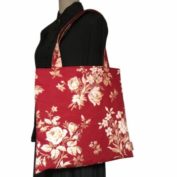 Grand totebag rouge bordeaux, en toile vintage. Cabas de forme carrée, doublé réversible, pour femme ou pour homme. Composition florale de type grisaille, grandes fleurs et branches de rosiers en blanc cassé / écru et beige sur fond rouge bordeaux. Recto face A.
