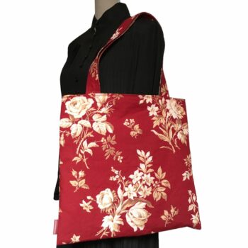 Grand totebag rouge bordeaux, en toile vintage. Cabas de forme carrée, doublé réversible, pour femme ou pour homme. Composition florale de type grisaille, grandes fleurs et branches de rosiers en blanc cassé / écru et beige sur fond rouge bordeaux. Recto face B.