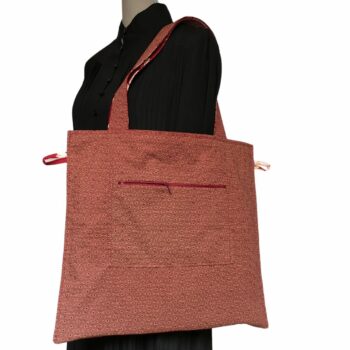 Grand totebag rouge bordeaux, en toile vintage. Cabas de forme carrée, doublé réversible, pour femme ou pour homme. Verso, doublure et poche intérieure zippée.