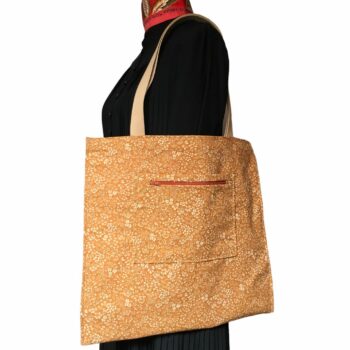 Sac vintage en toile rouge, imprimé baroque, Balkis par Laurent Stève 1967. Verso, doublure et poche intérieure zippée.