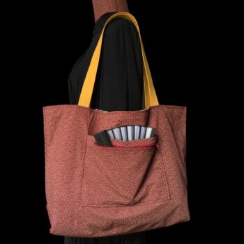 Cabas en toile de style tapisserie, imprimé vintage baroque, Amboise par Romanex de Boussac. Fourre-tout réversible en tissu revalorisé, création originale. Verso, doublure et poche, détail.