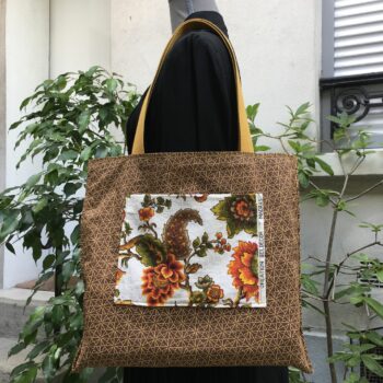 Sac vintage en toile, imprimé baroque de style orientaliste, Madras par Beldecor. Fourre-tout réversible en tissu revalorisé, création originale. Exemplaire 3, verso, doublure et poche intérieure.