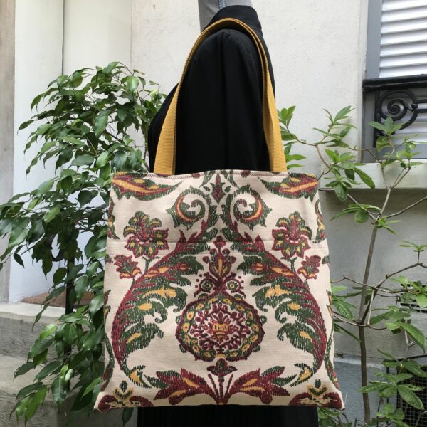 Sac en toile de style tapisserie, imprimé vintage baroque, Amboise par Romanex de Boussac. Fourre-tout réversible en tissu revalorisé, création originale. Exemplaire 2, recto face A.