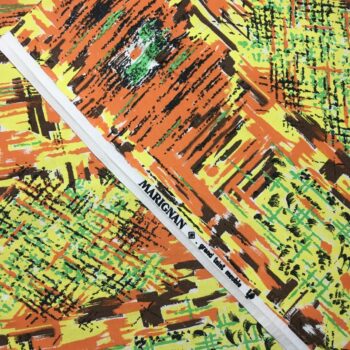 Tissu ancien français Marignan, imprimé de formes libres en orange, vert, brun et jaune, aplats de couleurs striés de noir.