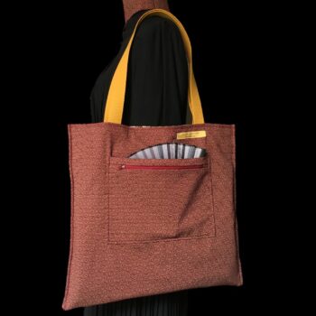 Sac en toile de style tapisserie, imprimé vintage baroque, Amboise par Romanex de Boussac. Fourre-tout réversible en tissu revalorisé, création originale. Exemplaire 2, verso, doublure et poche intérieure.