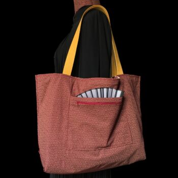 Cabas en toile de style tapisserie, imprimé vintage baroque, Amboise par Romanex de Boussac. Fourre-tout réversible en tissu revalorisé, création originale. Verso, doublure et poche, détail.