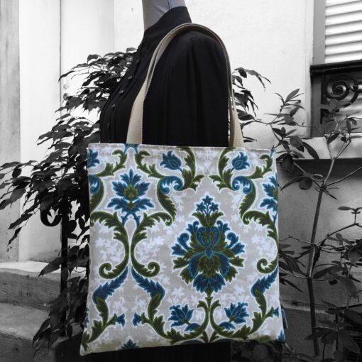 Sac en toile de style tapisserie, imprimé vintage baroque, couleurs bleu et vert. Exemplaire 2, recto face A.