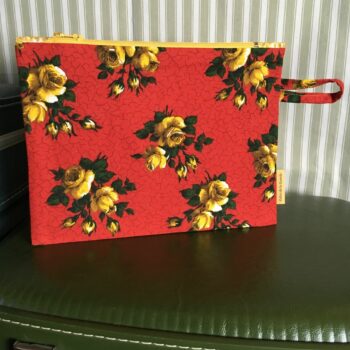 Pochette fleurie, trousse zippée, faite main en France, création originale, pièce unique, en tissu vintage revalorisé, un accessoire d'inspiration rétro.