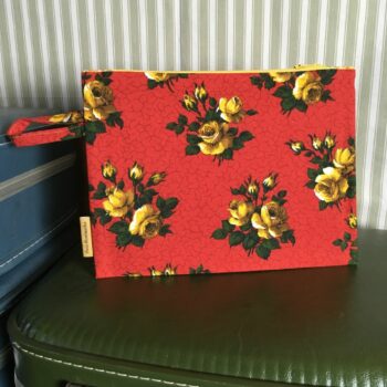 Pochette fleurie, trousse zippée, faite main en France, création originale, pièce unique, en tissu vintage revalorisé, un accessoire d'inspiration rétro.