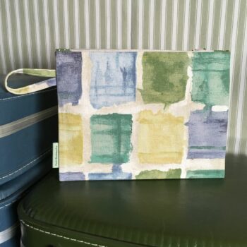 Trousse zippée, pochette pour femme, en toile d'ameublement vintage en coton, à imprimé de formes libres en vert, bleu, jaune, sur fond blanc cassé / écru.
