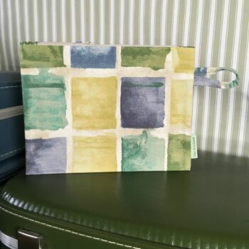 Trousse zippée, pochette pour femme, en toile d'ameublement vintage en coton, à imprimé de formes libres en vert, bleu, jaune, sur fond blanc cassé / écru.