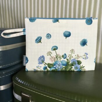 Pochette fleurie Pâquerettes bleu, trousse zippée, faite main en France, création originale, tissu vintage 1966 revalorisé, accessoire d'inspiration rétro.