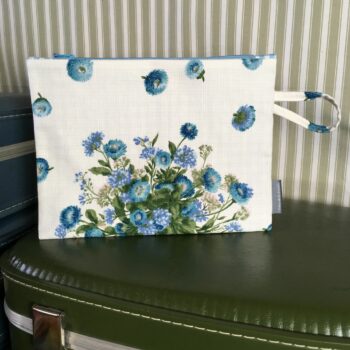 Pochette fleurie Pâquerettes bleu, trousse zippée, faite main en France, création originale, tissu vintage 1966 revalorisé, accessoire d'inspiration rétro.
