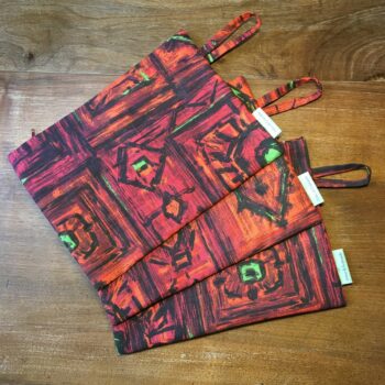 Pochette zippée, dessin ethnique rouge, trousse faite main en France, création originale, tissu vintage revalorisé, accessoire d'inspiration rétro.