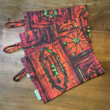 Pochette zippée, dessin ethnique rouge, trousse faite main en France, création originale, tissu vintage revalorisé, accessoire d'inspiration rétro.